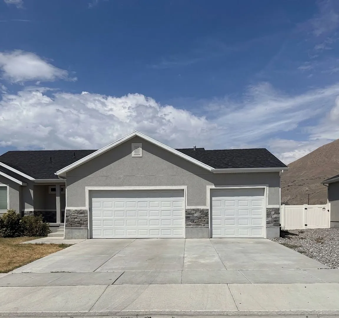 Looking for space, comfort, and mountain views without giving up your commute to SLC? — Photo 1