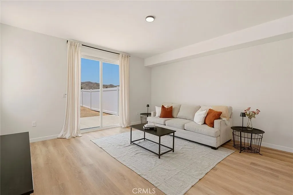 4 bed, 2.5 bath, 1950 sqft, $3,875 — Photo 4