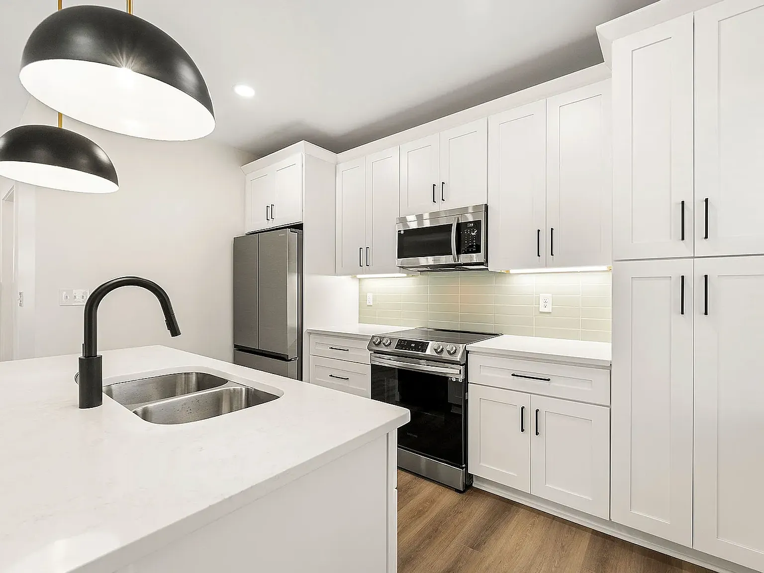 4 bed, 3000 sqft, $1,000 — Photo 2