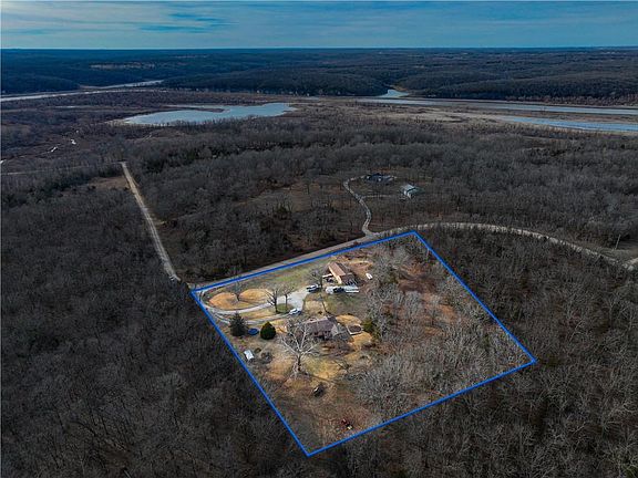 3rd image of 3890 NE 90th Rd