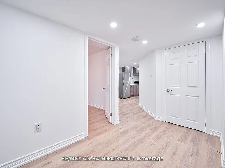 1229 McCron Cres — Photo 12