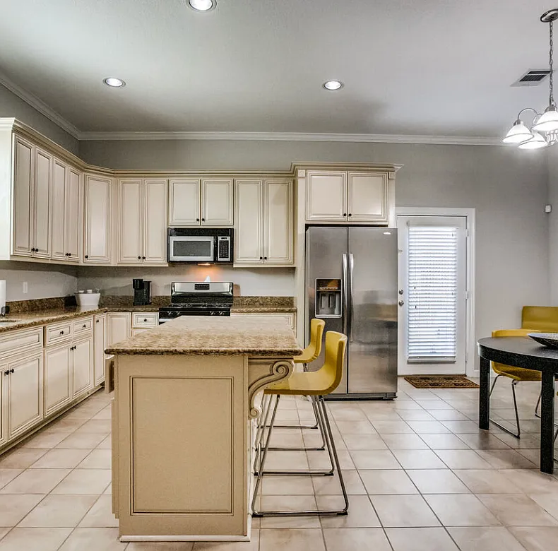 3 bed, 2.5 bath, 2200 sqft, $2,137 — Photo 2