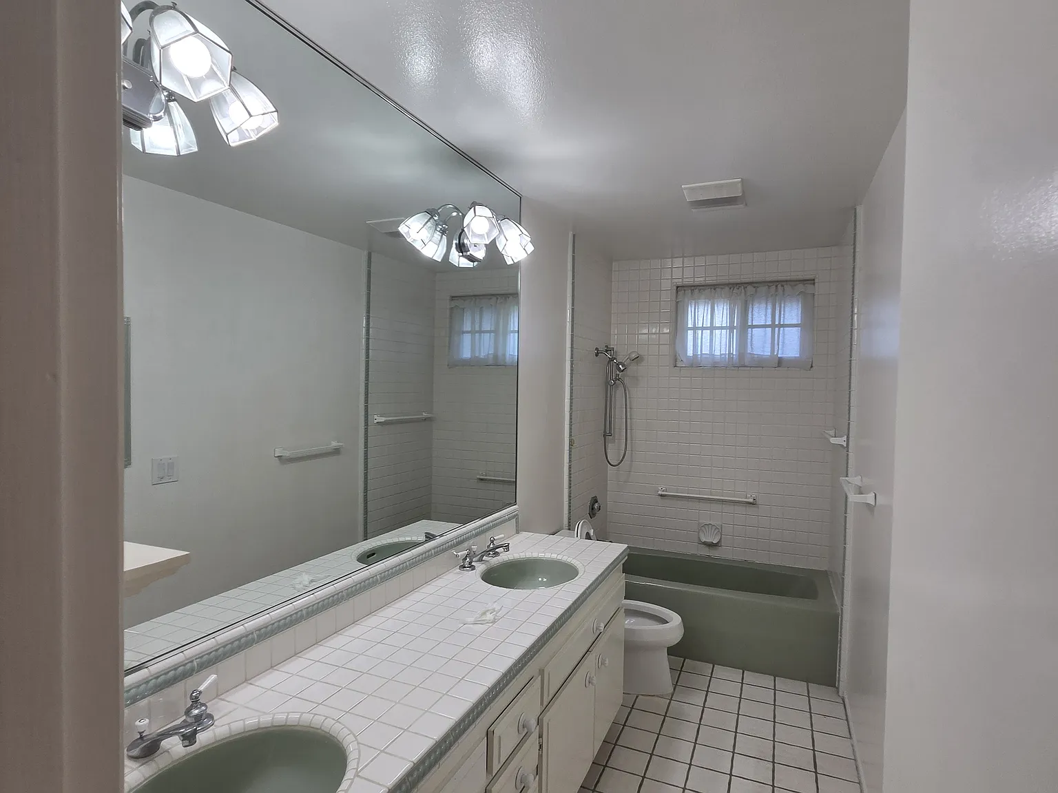 4 bed, 2586 sqft, $6,000 — Photo 4