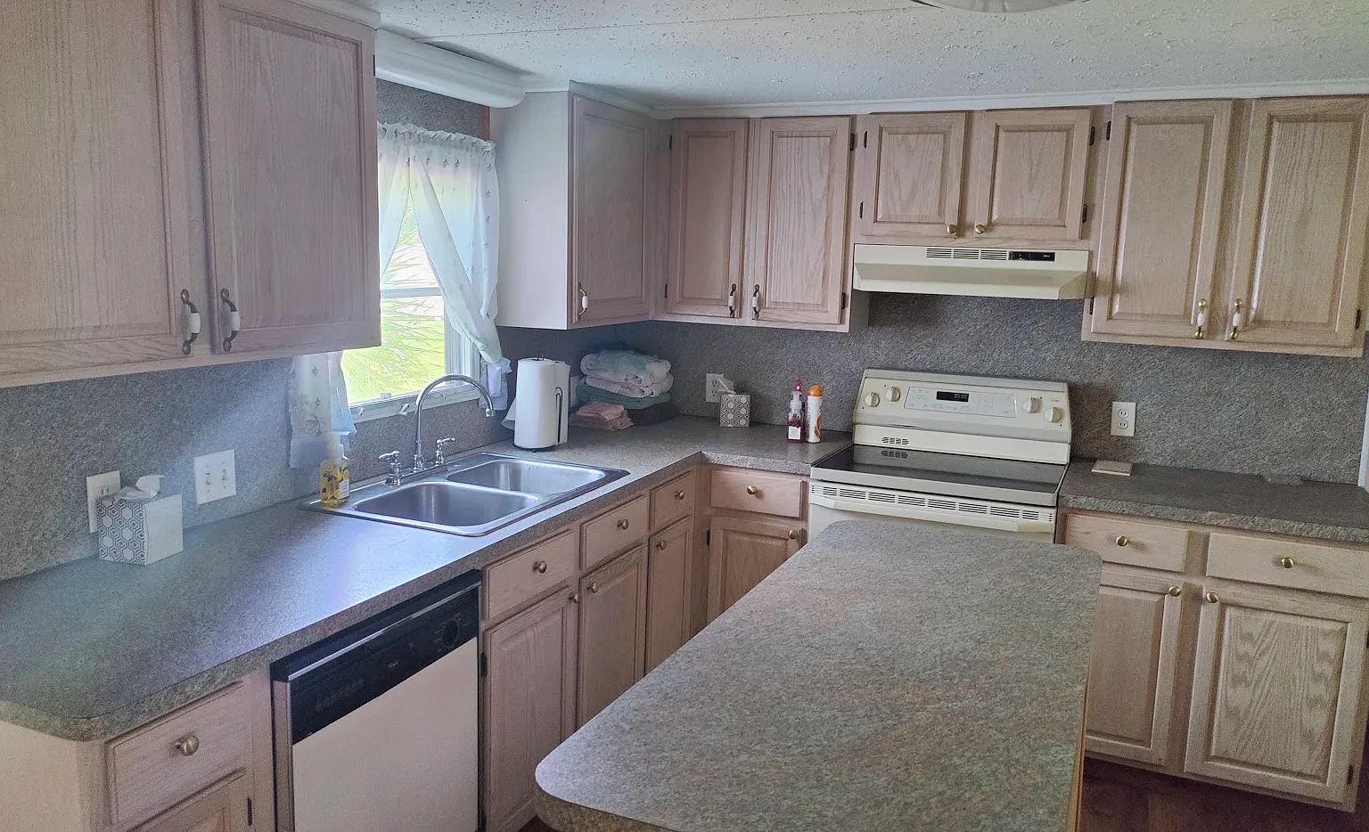 2 bed, 1.0 bath, 672 sqft, $1,600 — Photo 2