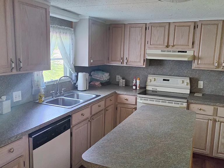 5 John F Kennedy St #5 — Photo 2