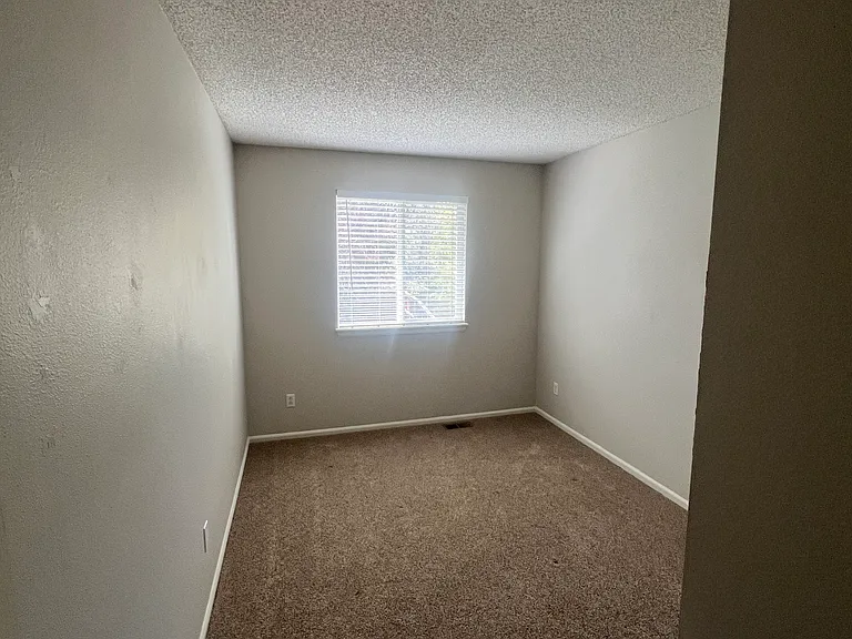 9880 Castle Ridge Cir — Photo 11