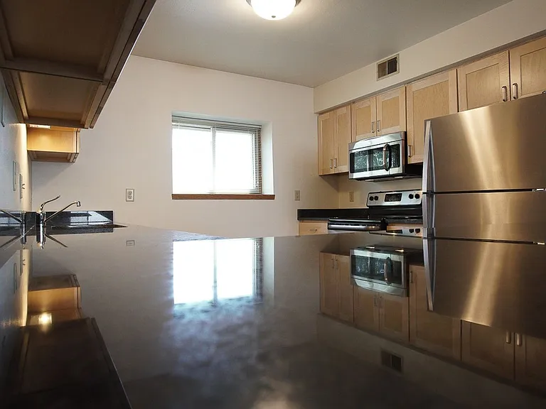 415 N Henry St — Photo 22