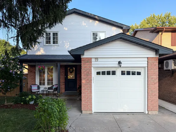 19 Parkway Pl, Dundas, ON L9H 6K3