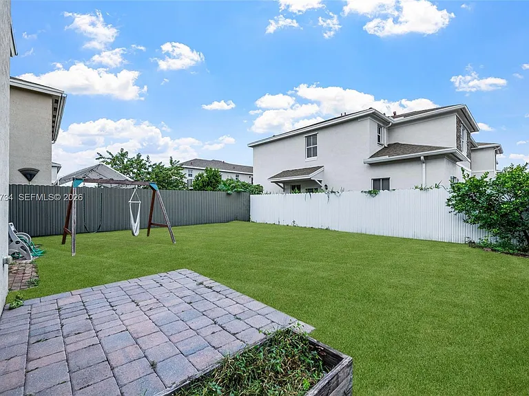 525 NE 6th Pl — Photo 27