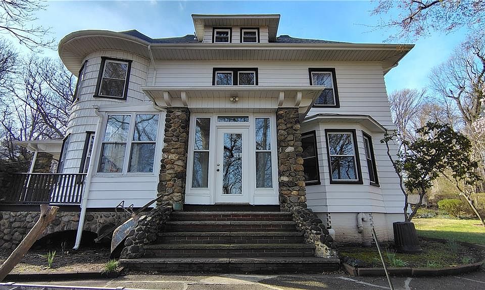 1st image of 150 Douglas Rd