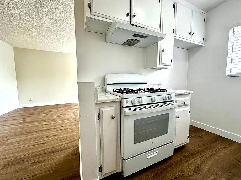 1915 W 22nd St. — Photo 7