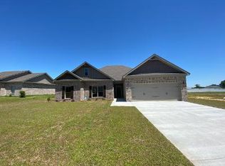 102 Cobblestone Dr, Headland, AL 36345