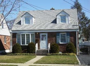 432 Emory Rd, Mineola, NY 11501