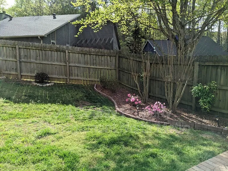 215 Broken Lance Pl — Photo 18