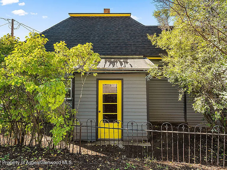 235 E Homestead Dr — Photo 1