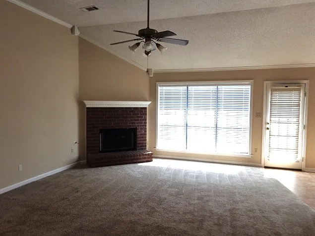 3 bed, 2.0 bath, 2092 sqft, $2,205 — Photo 3
