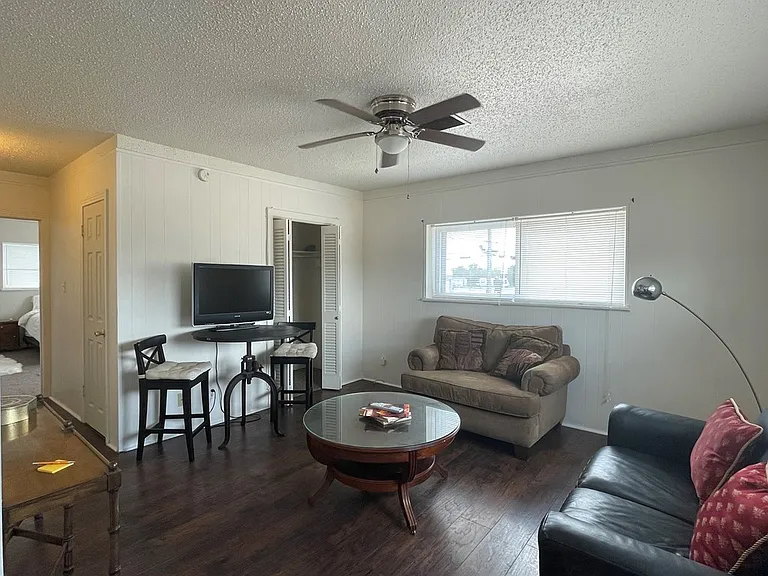 1501 N Texas Ave #B — Photo 2
