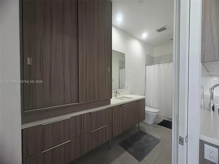 1045 NE 18th Ave #304 — Photo 10