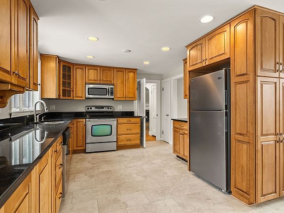 5th image of 630 Pleasant St