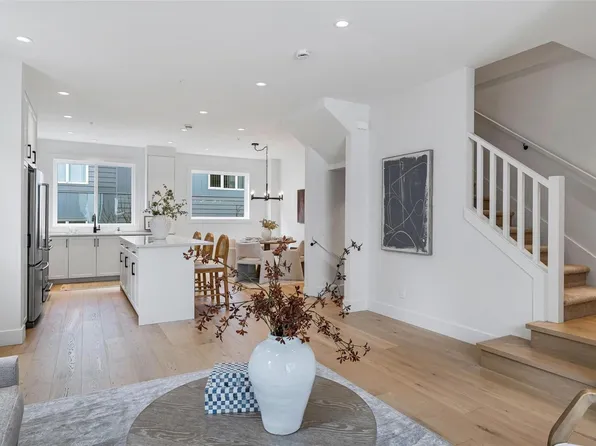 10145 5th St #4, Sidney, BC V8L 0E4