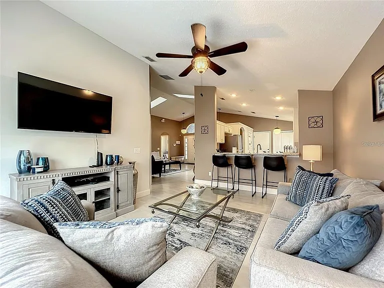 1134 Bloomingdale Dr — Photo 2