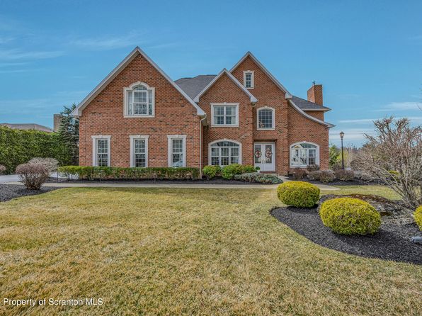 314 Glenmaura Dr, Moosic, PA 18507