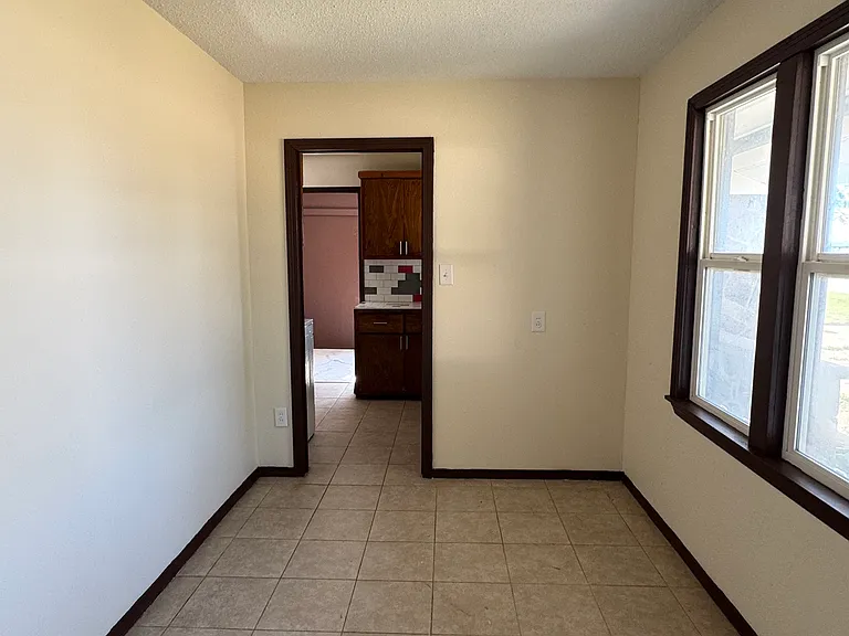 607 W Poplar St — Photo 4