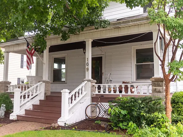 109 N Pine St, Washington, IL 61571