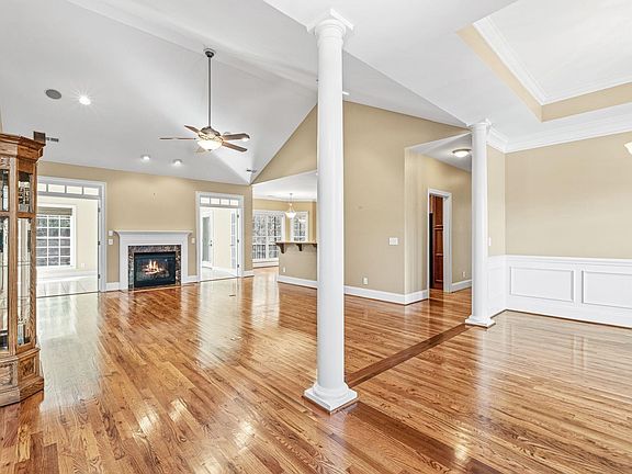 4th image of 209 Ashworth Ln