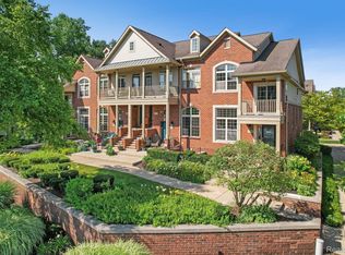 101 Sandy Ln, Walled Lake, MI