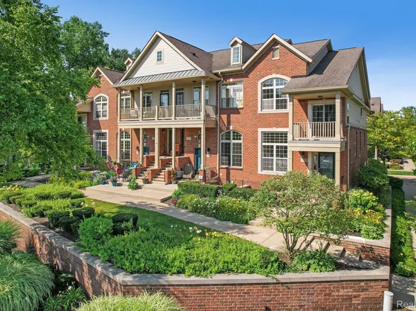 101 Sandy Ln, Walled Lake, MI 48390