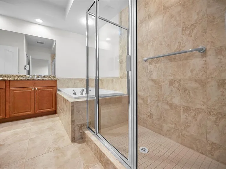 606 Wells Ct #202 — Photo 34