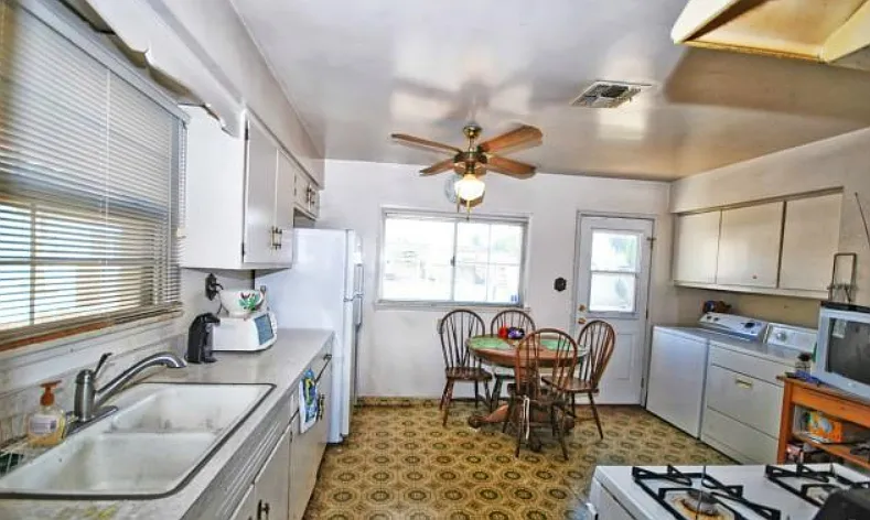 Building Photo - 15440 Three Palms St