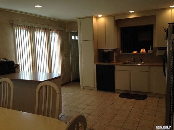 3rd image of 8 Knollwood Ct