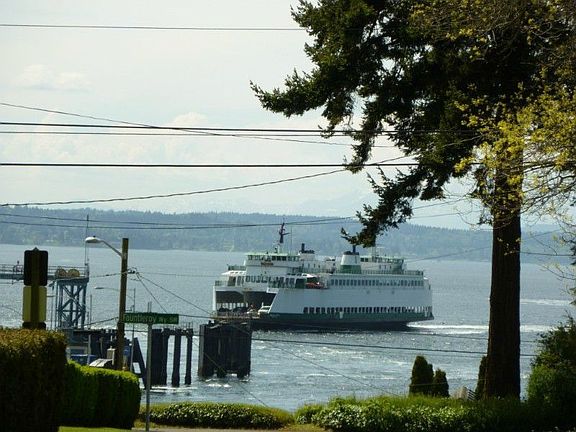 Location, location, location. Steps to the Fauntleroy ferry and Lincoln Park. Lovely established nei