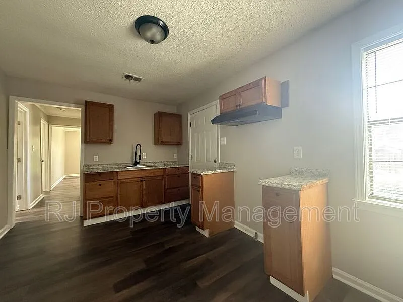 3 bed, 2.0 bath, 855 sqft, $1,195 — Photo 4