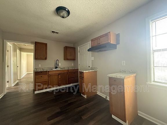 4th image of 2076 Goff Ave