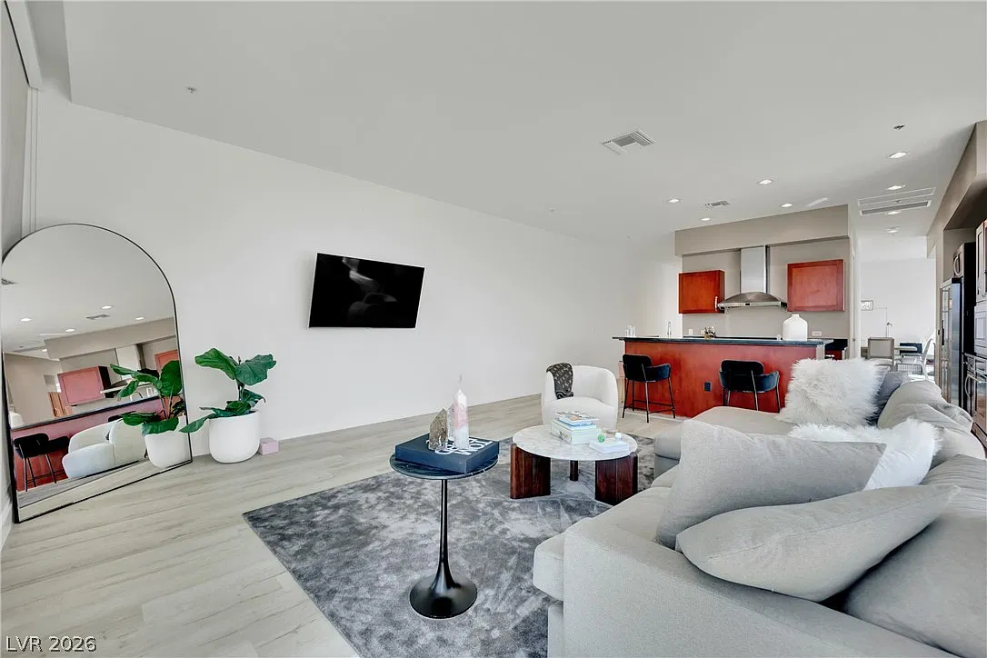 Panorama Towers — Photo 3
