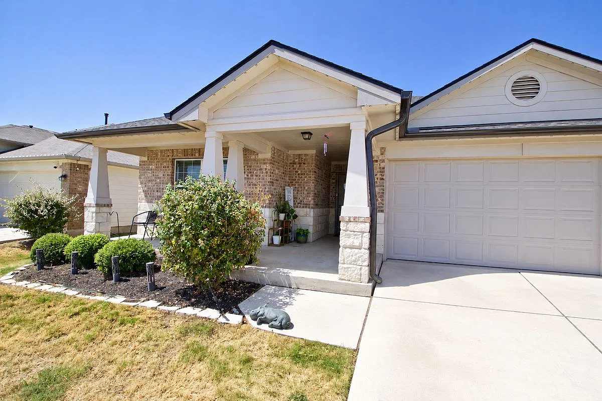 4 bed, 2.0 bath, 2020 sqft, $2,000 — Photo 1
