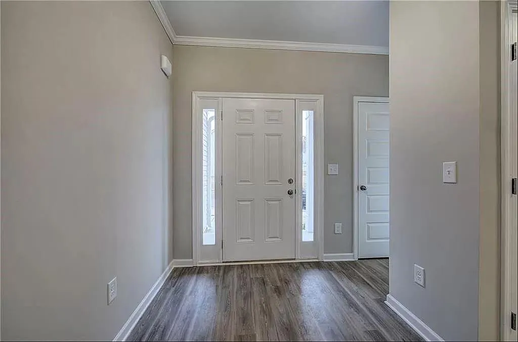 4 bed, 2.5 bath, 2025 sqft, $2,100 — Photo 2