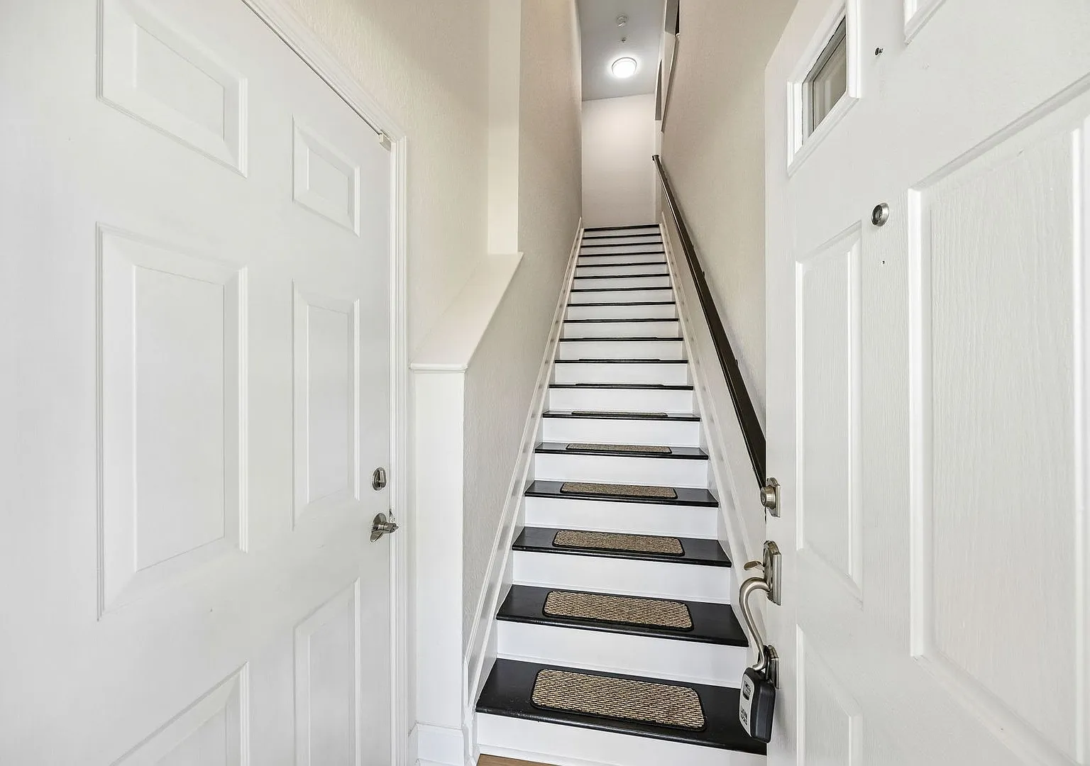 Beautiful 3-Bedroom Flat in Gated Stoney Creek Community — Photo 2