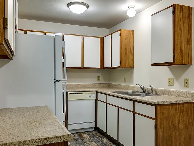 Woodfield & Arlington Apartments — Photo 11