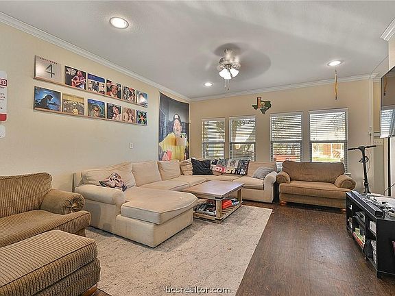 3rd image of 204 Rosemary Ln