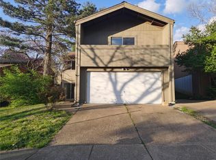 914 Woodside Village Ln, Ballwin, MO 63021