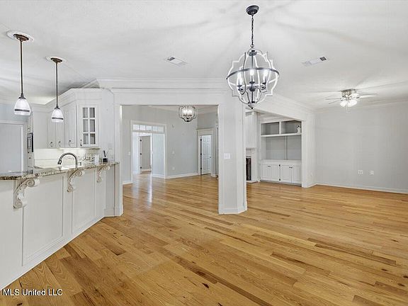 2nd image of 520 Ridge Cir