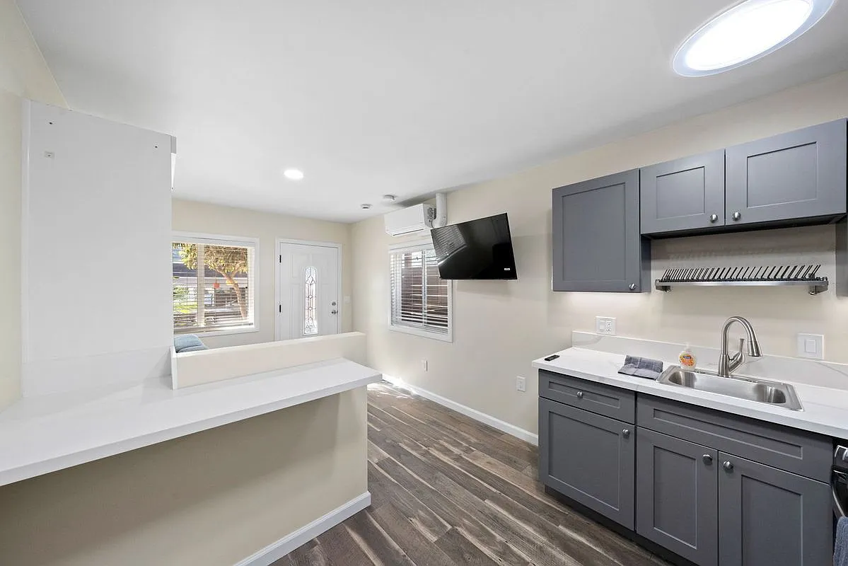 1 bed, 1.0 bath, 450 sqft, $1,600 — Photo 4