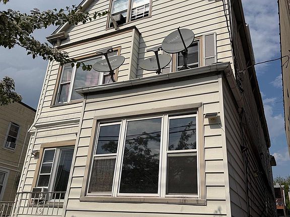 2nd image of 1714 Saint Peters Avenue