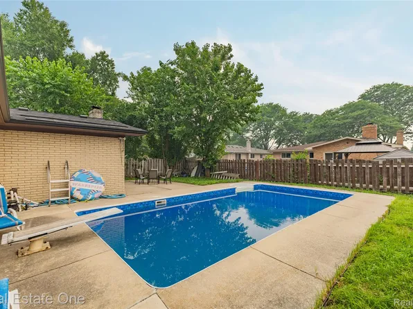 37719 Adrian Dr, Sterling Heights, MI 48310