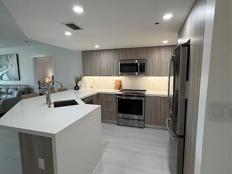 201 Golden Isles Dr #302 — Photo 2