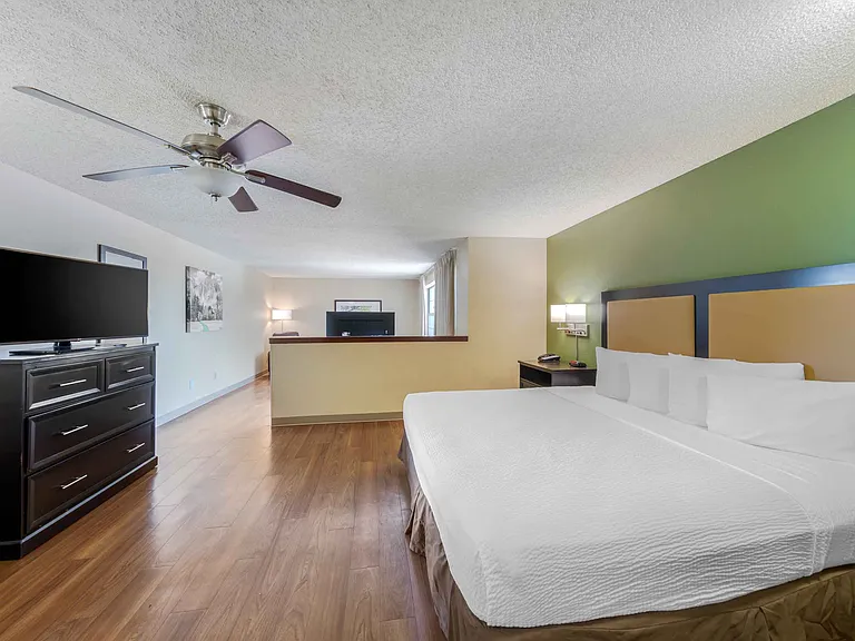 1 Bedroom Suite - 1 King Bed
